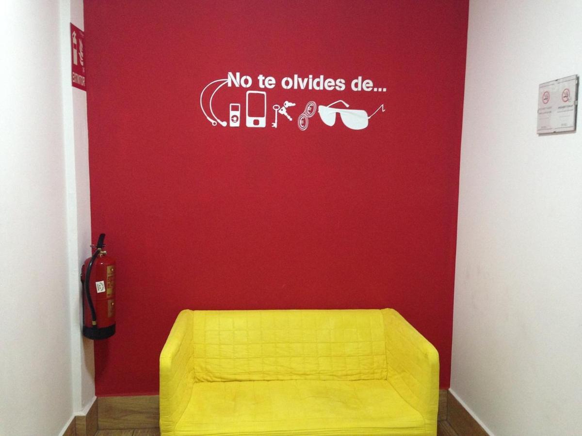 Break N Bed Hostel Барселона Екстериор снимка