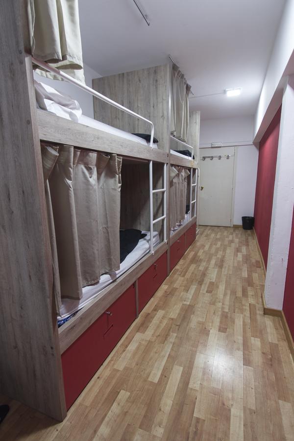 Break N Bed Hostel Барселона Екстериор снимка