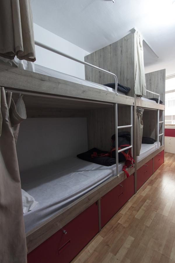 Break N Bed Hostel Барселона Екстериор снимка