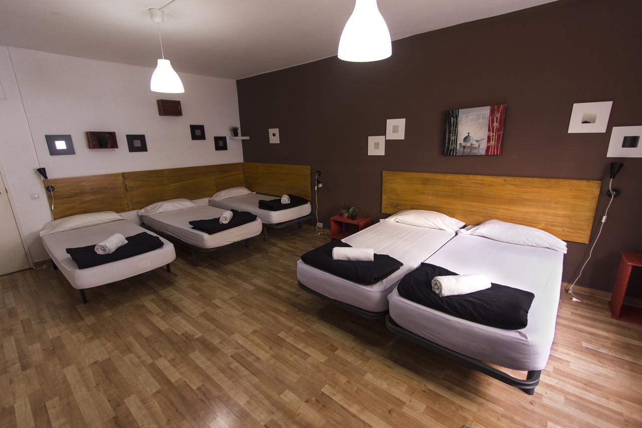 Break N Bed Hostel Барселона Екстериор снимка