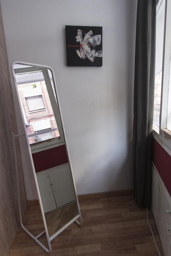 Break N Bed Hostel Барселона Екстериор снимка