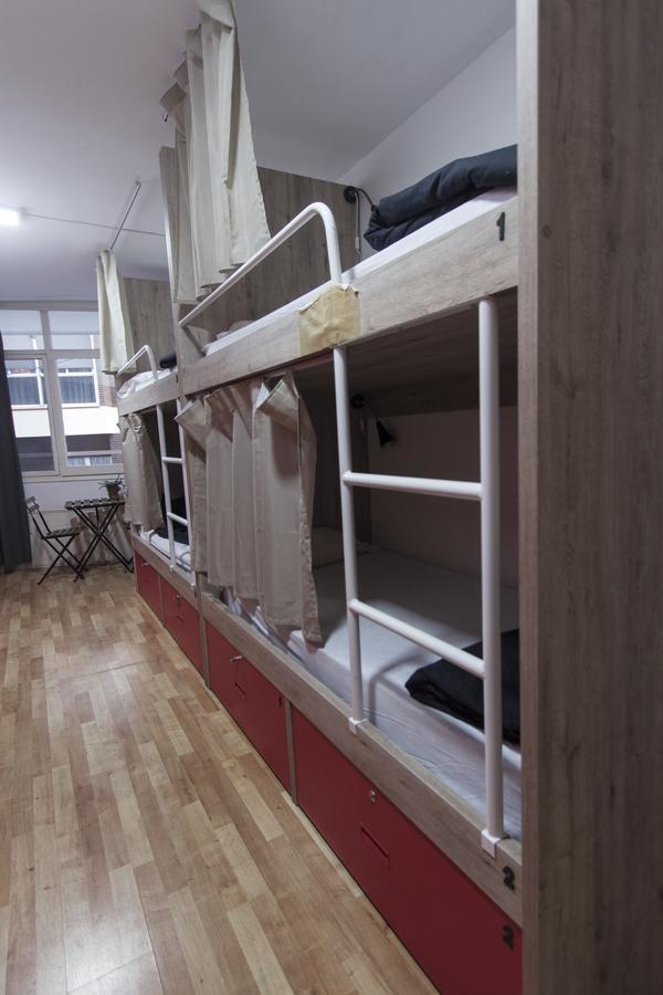 Break N Bed Hostel Барселона Екстериор снимка