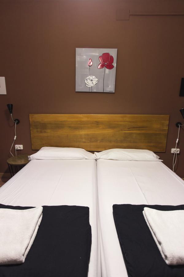 Break N Bed Hostel Барселона Екстериор снимка