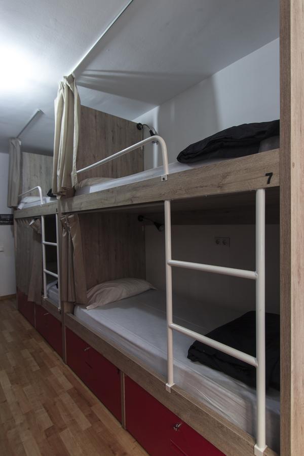 Break N Bed Hostel Барселона Екстериор снимка