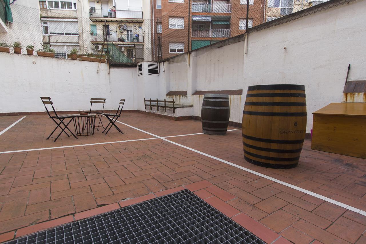 Break N Bed Hostel Барселона Екстериор снимка
