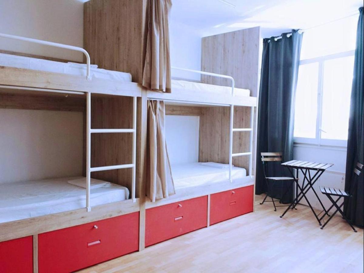 Break N Bed Hostel Барселона Екстериор снимка